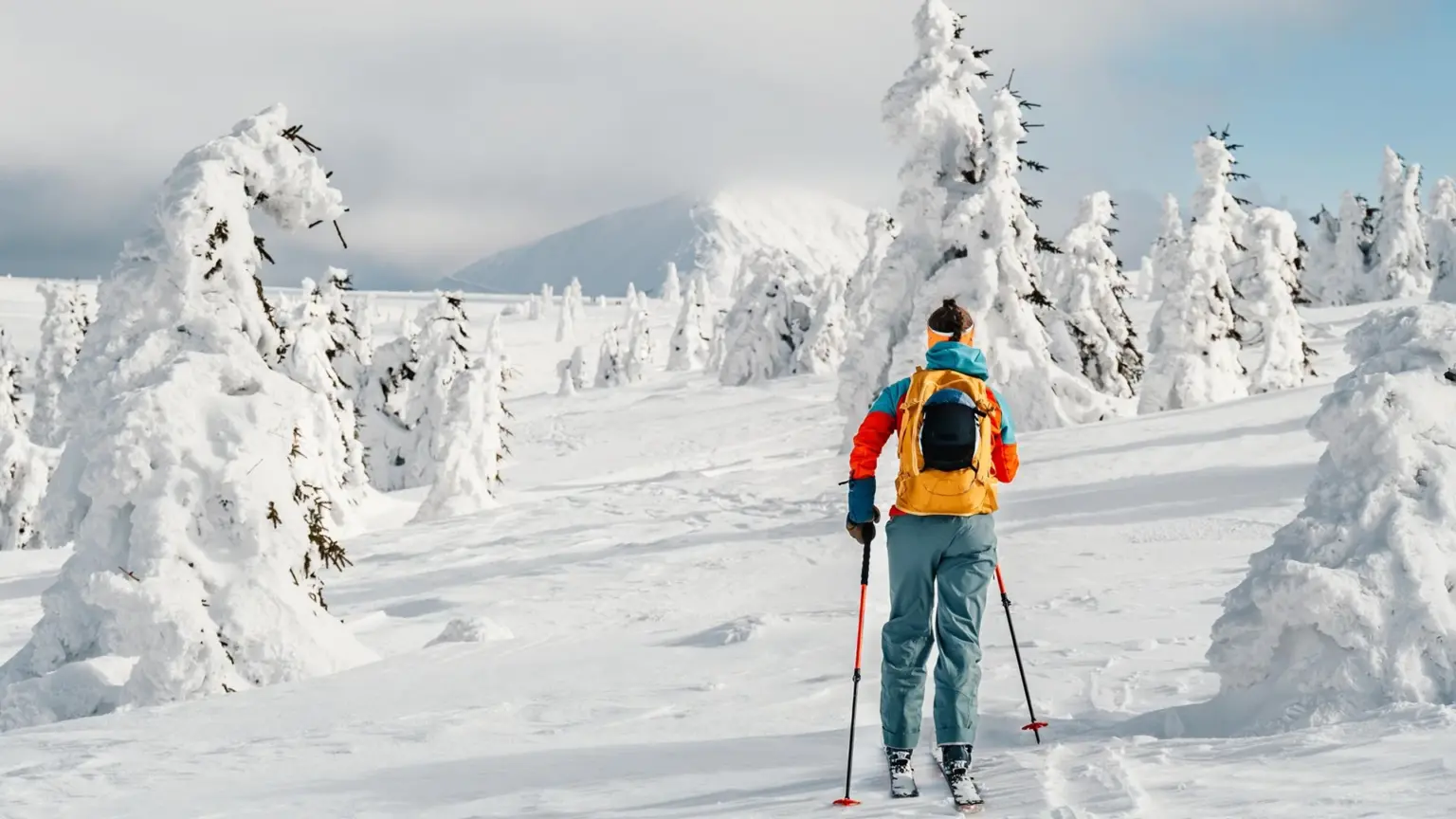 Skitour gehen im Tiefschnee verschneite Landschaft
